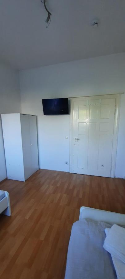 Eg Links Penzini Monteurzimmer Apartment A Karlsruhe Durlach Fuer 6 Personen Bagian luar foto